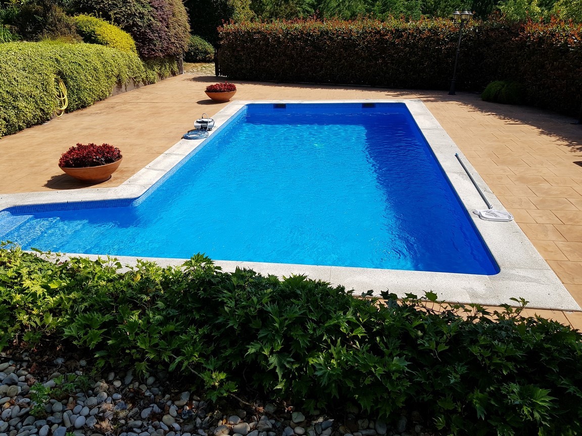 Vilanova de Arousa: A7070: Chalet independiente con piscina exterior rodeada de jardines...