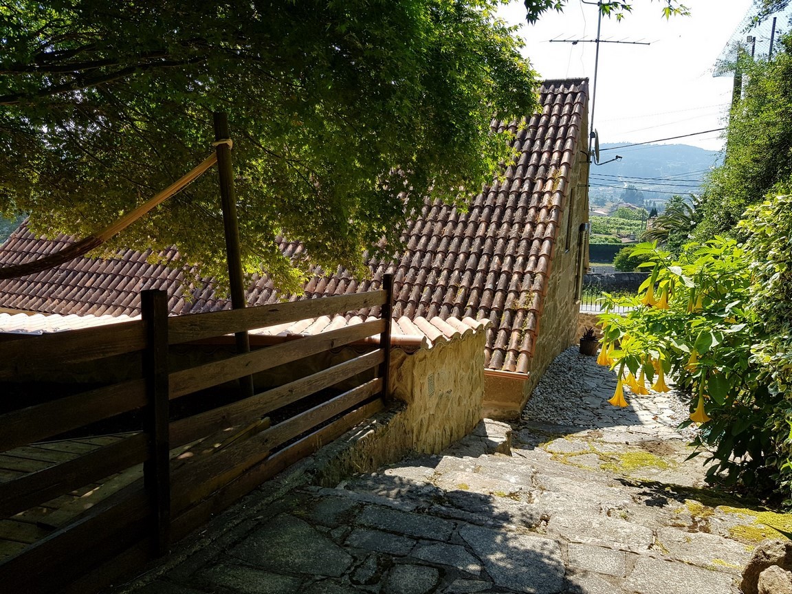 Vilanova de Arousa: Detached villa with outdoor pool surrounded by gardens...