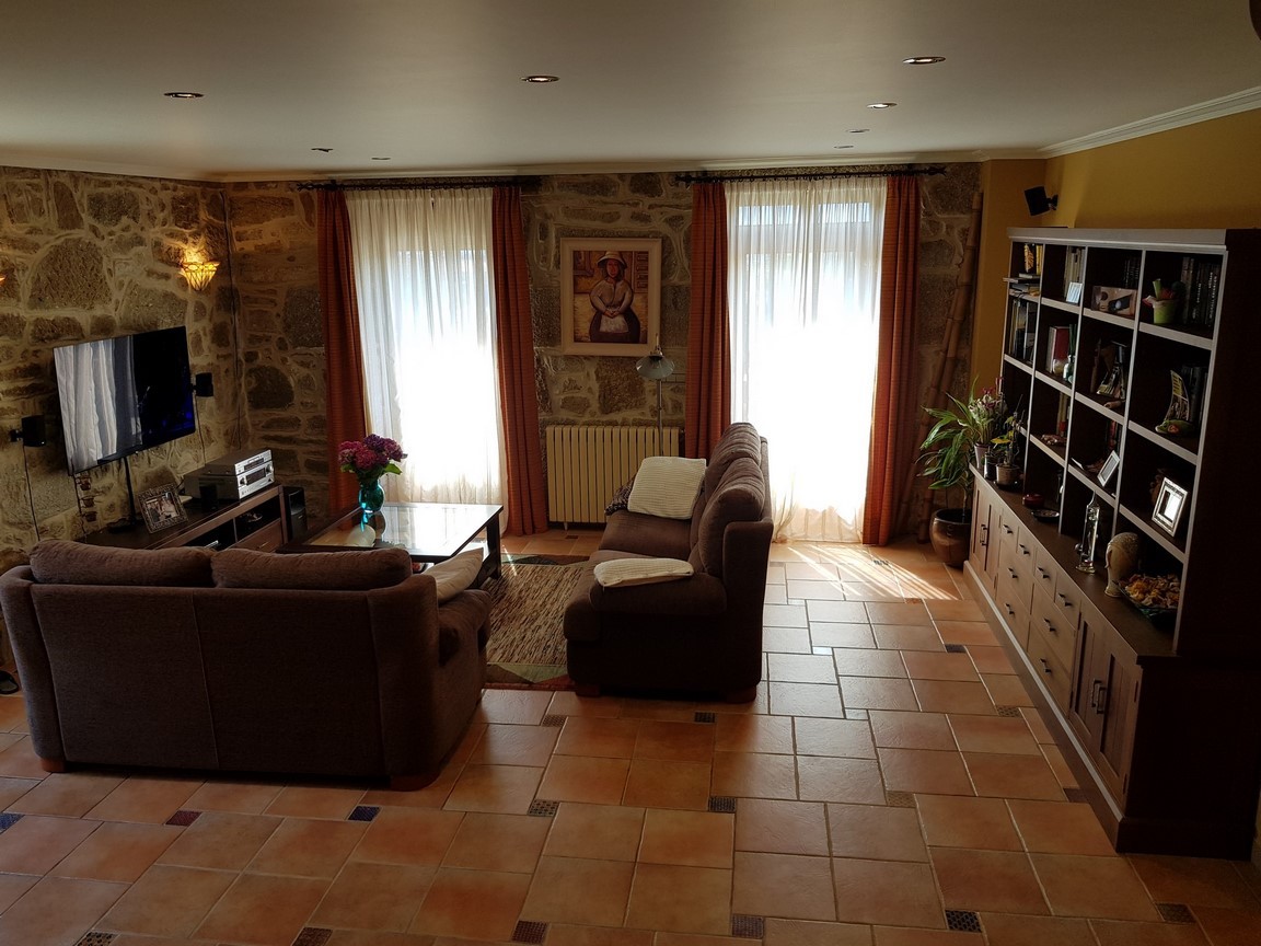 Vilanova de Arousa: Detached villa with outdoor pool surrounded by gardens...