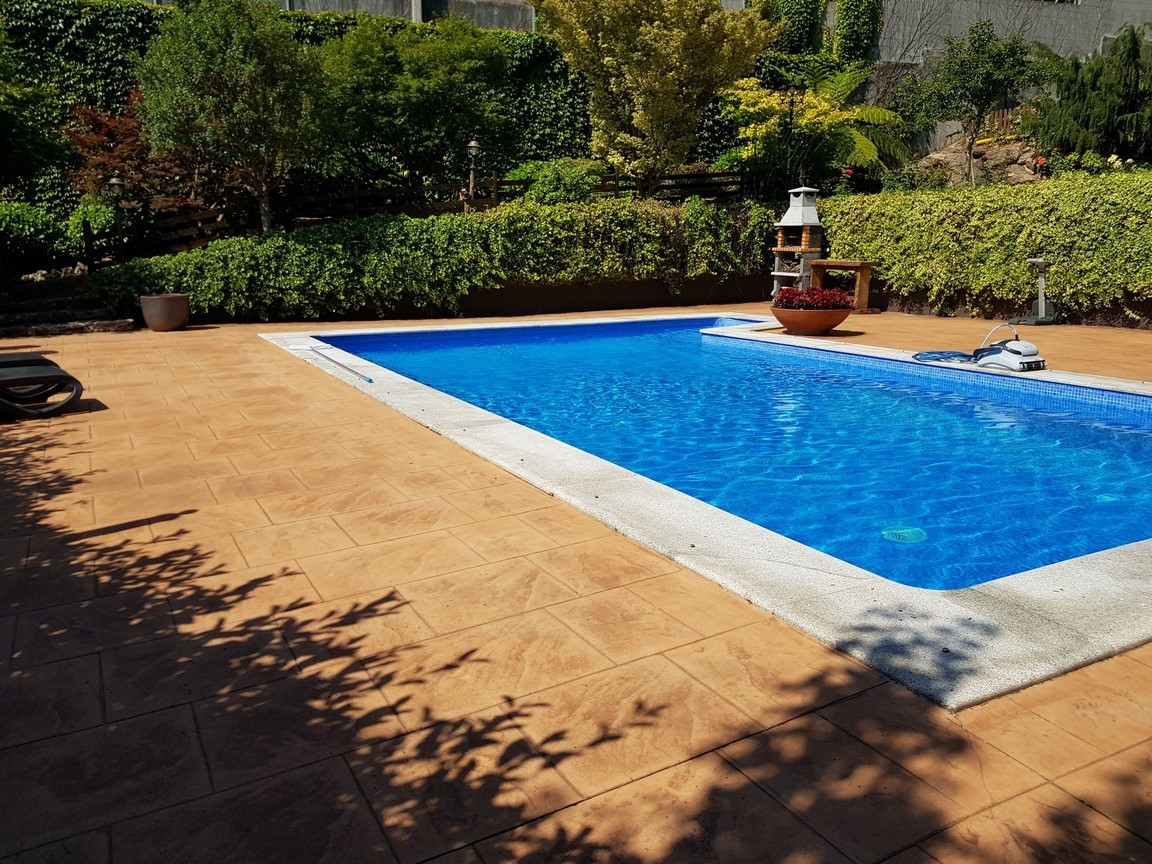 Vilanova de Arousa: Detached villa with outdoor pool surrounded by gardens...