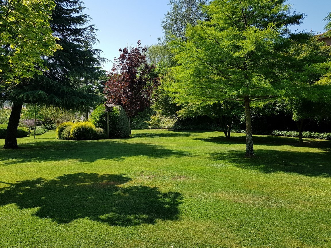 Vilanova de Arousa: Fritliggende villa med udendørs pool omgivet af haver...