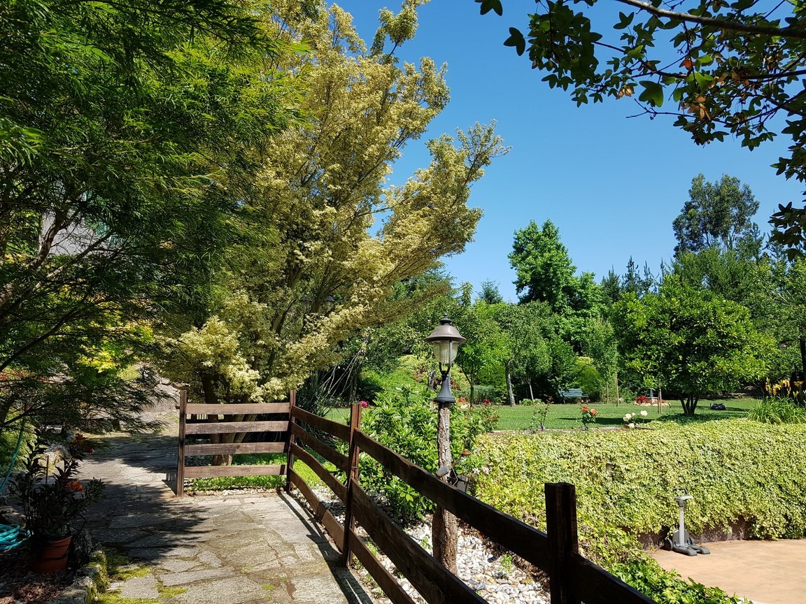 Vilanova de Arousa: Fritliggende villa med udendørs pool omgivet af haver...