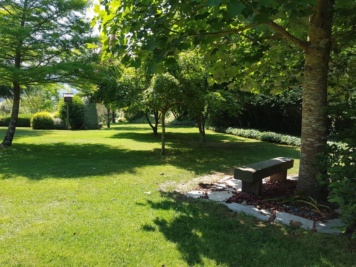 Vilanova de Arousa: Detached villa with outdoor pool surrounded by gardens...
