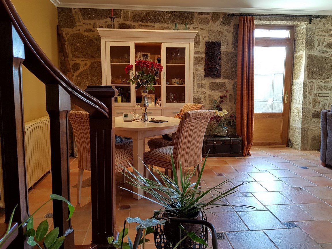 Vilanova de Arousa: Detached villa with outdoor pool surrounded by gardens...