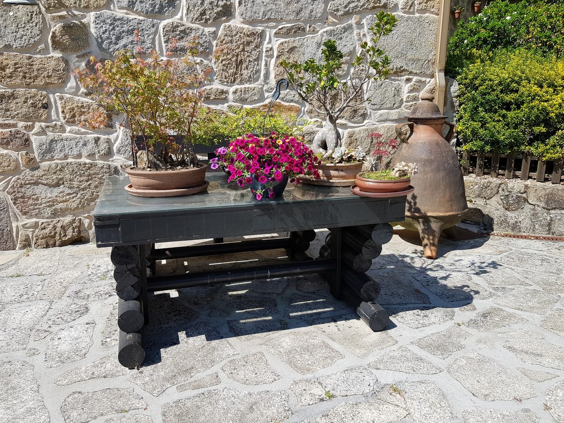 Vilanova de Arousa: Detached villa with outdoor pool surrounded by gardens...