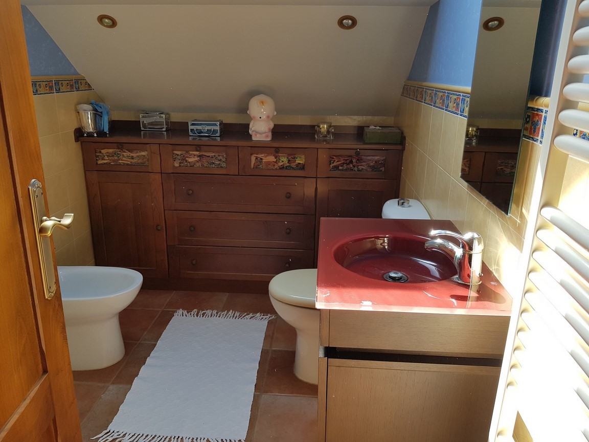 Vilanova de Arousa: Detached villa with outdoor pool surrounded by gardens...