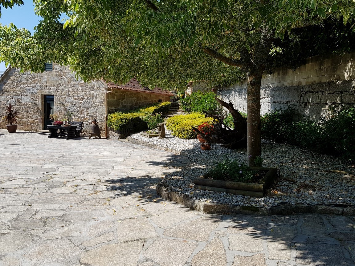 Vilanova de Arousa: Detached villa with outdoor pool surrounded by gardens...