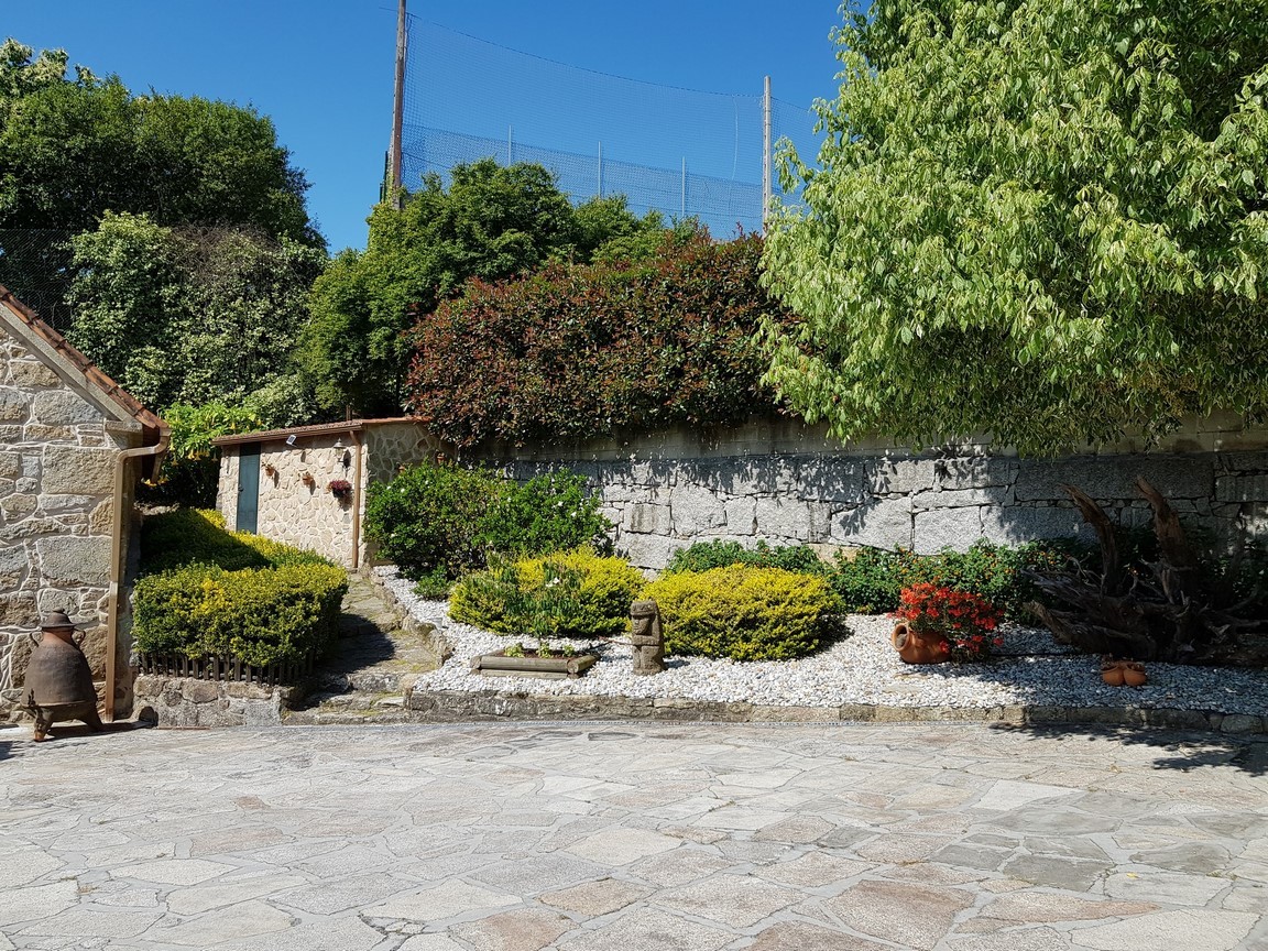 Vilanova de Arousa: Отдельная вилла с открытым бассейном, окруженная садами...