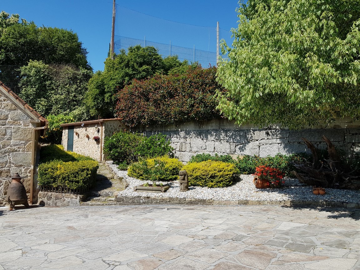 Vilanova de Arousa: Detached villa with outdoor pool surrounded by gardens...