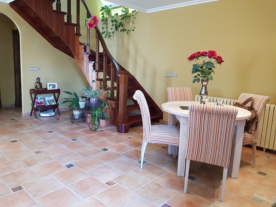 Vilanova de Arousa: Detached villa with outdoor pool surrounded by gardens...