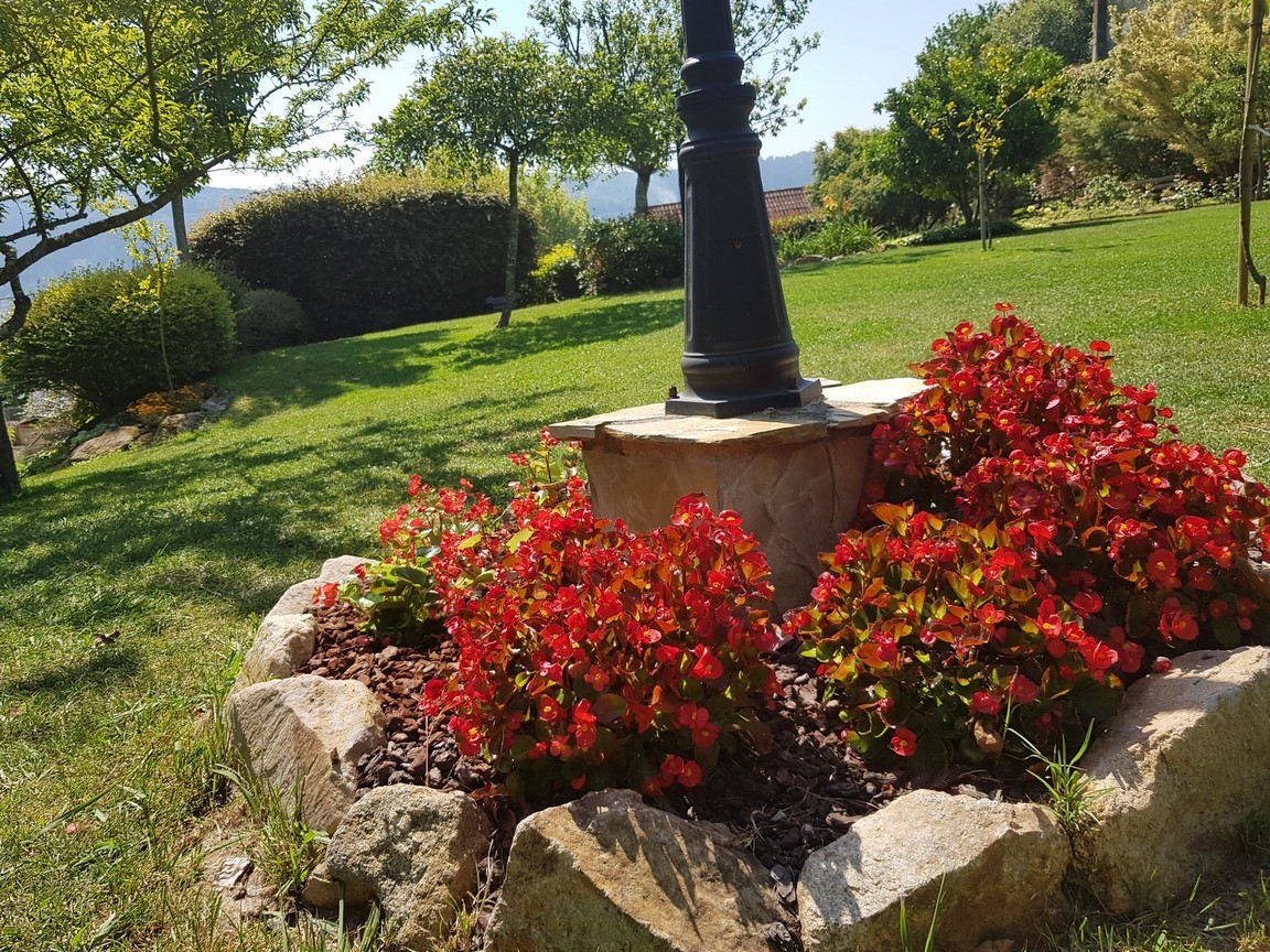 Vilanova de Arousa: Detached villa with outdoor pool surrounded by gardens...