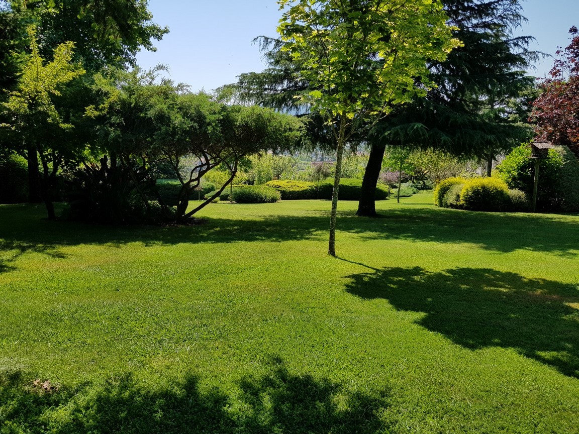 Vilanova de Arousa: Detached villa with outdoor pool surrounded by gardens...