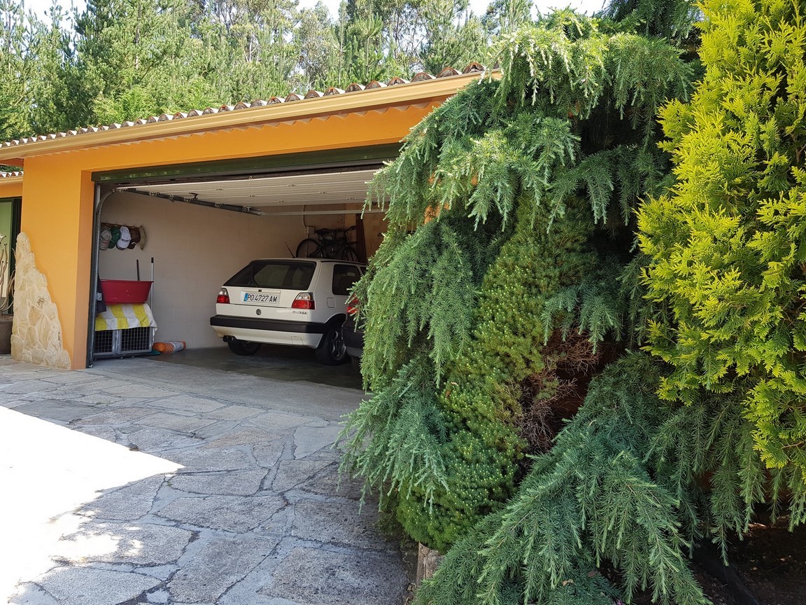 Vilanova de Arousa: Detached villa with outdoor pool surrounded by gardens...
