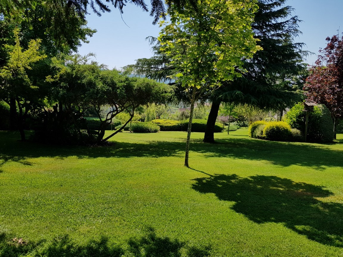 Vilanova de Arousa: A7070: Chalet independiente con piscina exterior rodeada de jardines...