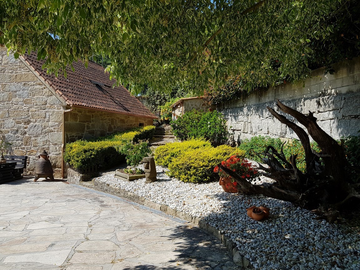 Vilanova de Arousa: Detached villa with outdoor pool surrounded by gardens...