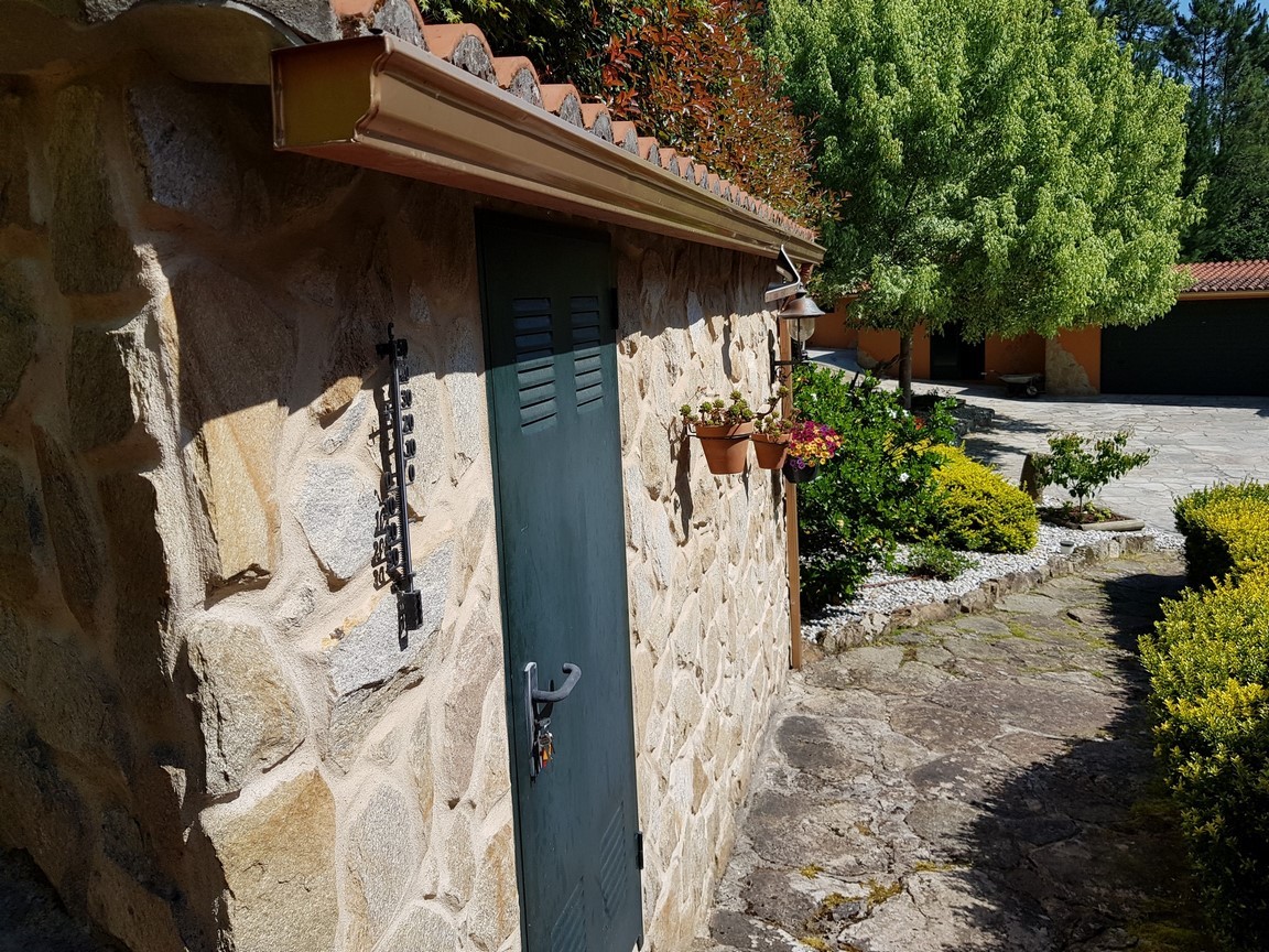 Vilanova de Arousa: Detached villa with outdoor pool surrounded by gardens...