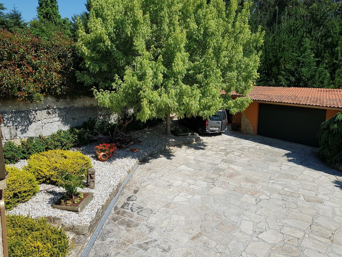 Vilanova de Arousa: Detached villa with outdoor pool surrounded by gardens...