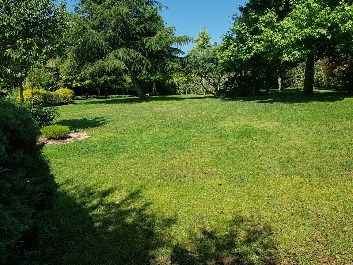 Vilanova de Arousa: Fritliggende villa med udendørs pool omgivet af haver...