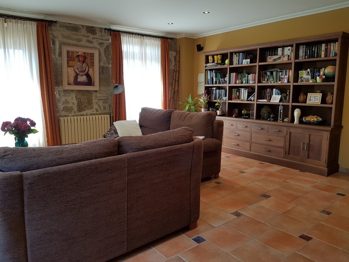 Vilanova de Arousa: Detached villa with outdoor pool surrounded by gardens...