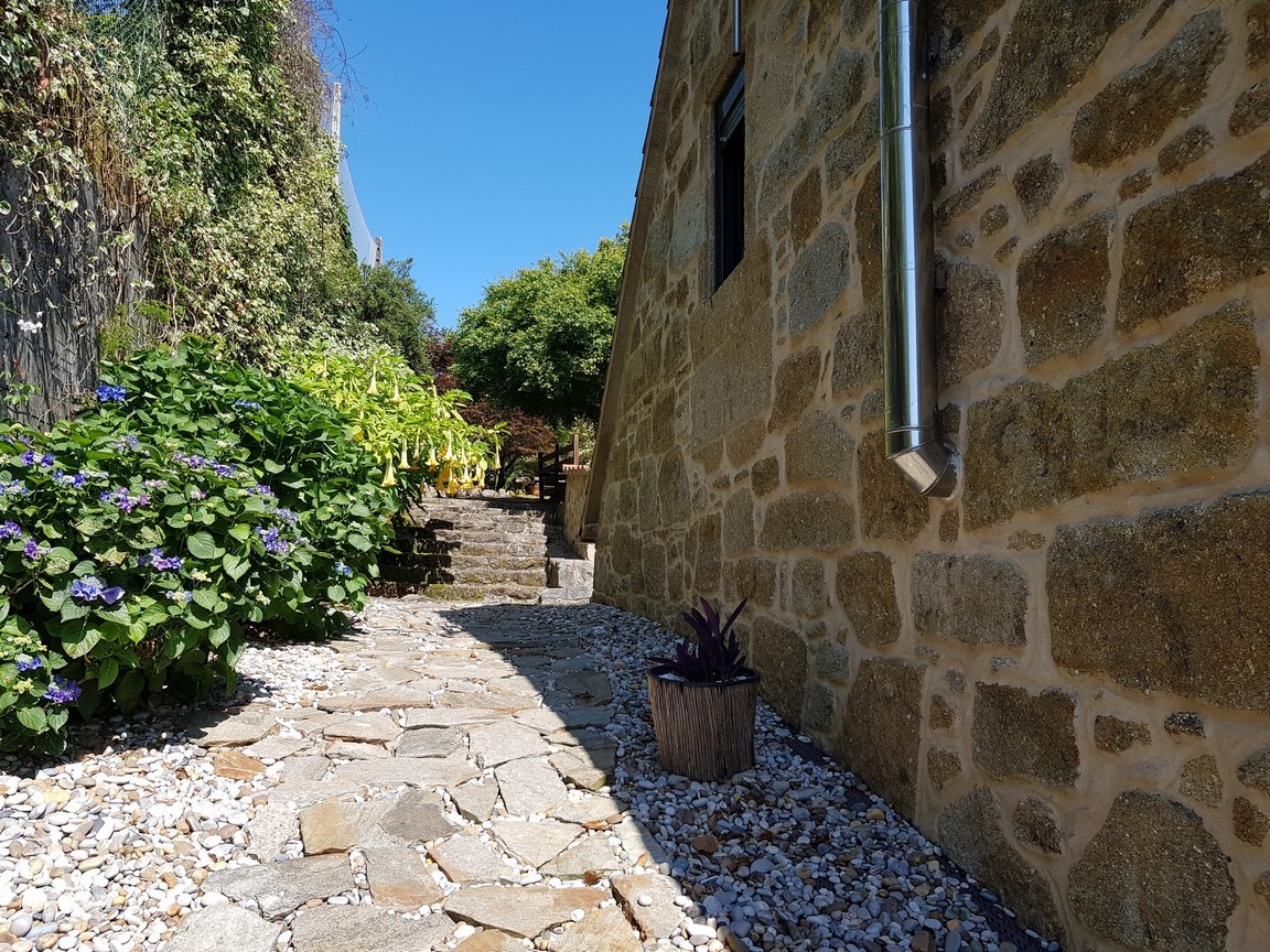 Vilanova de Arousa: Detached villa with outdoor pool surrounded by gardens...
