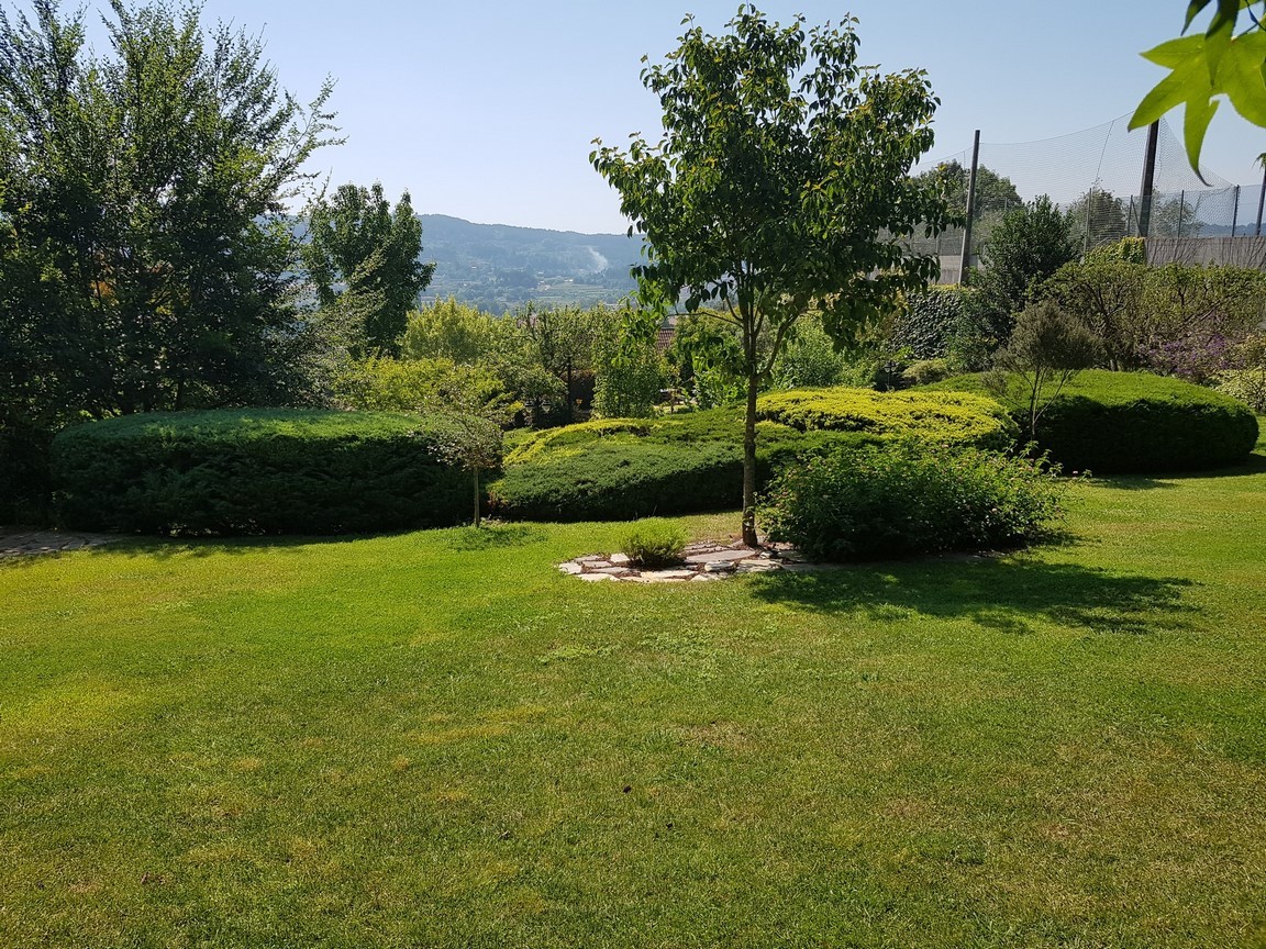 Vilanova de Arousa: Detached villa with outdoor pool surrounded by gardens...