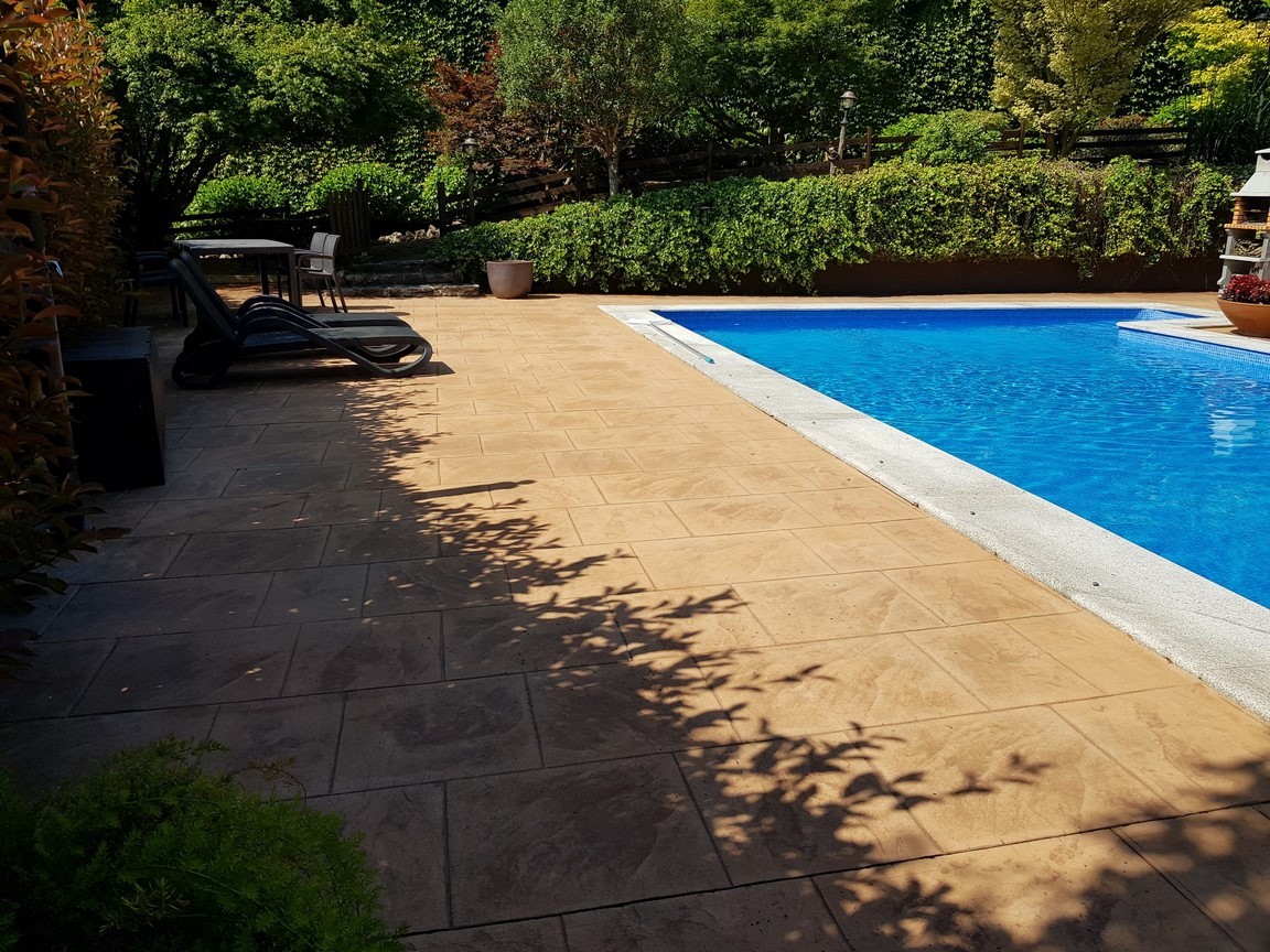 Vilanova de Arousa: Detached villa with outdoor pool surrounded by gardens...