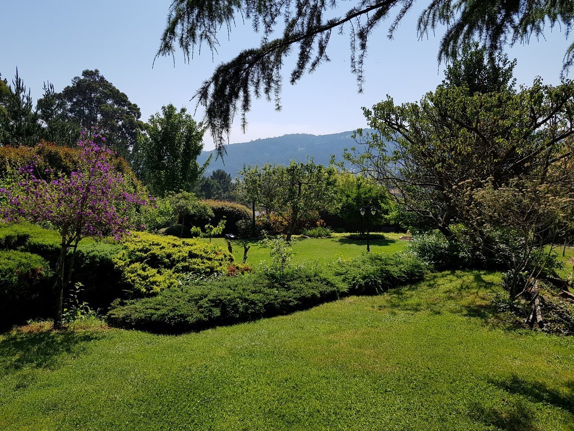 Vilanova de Arousa: Fritliggende villa med udendørs pool omgivet af haver...