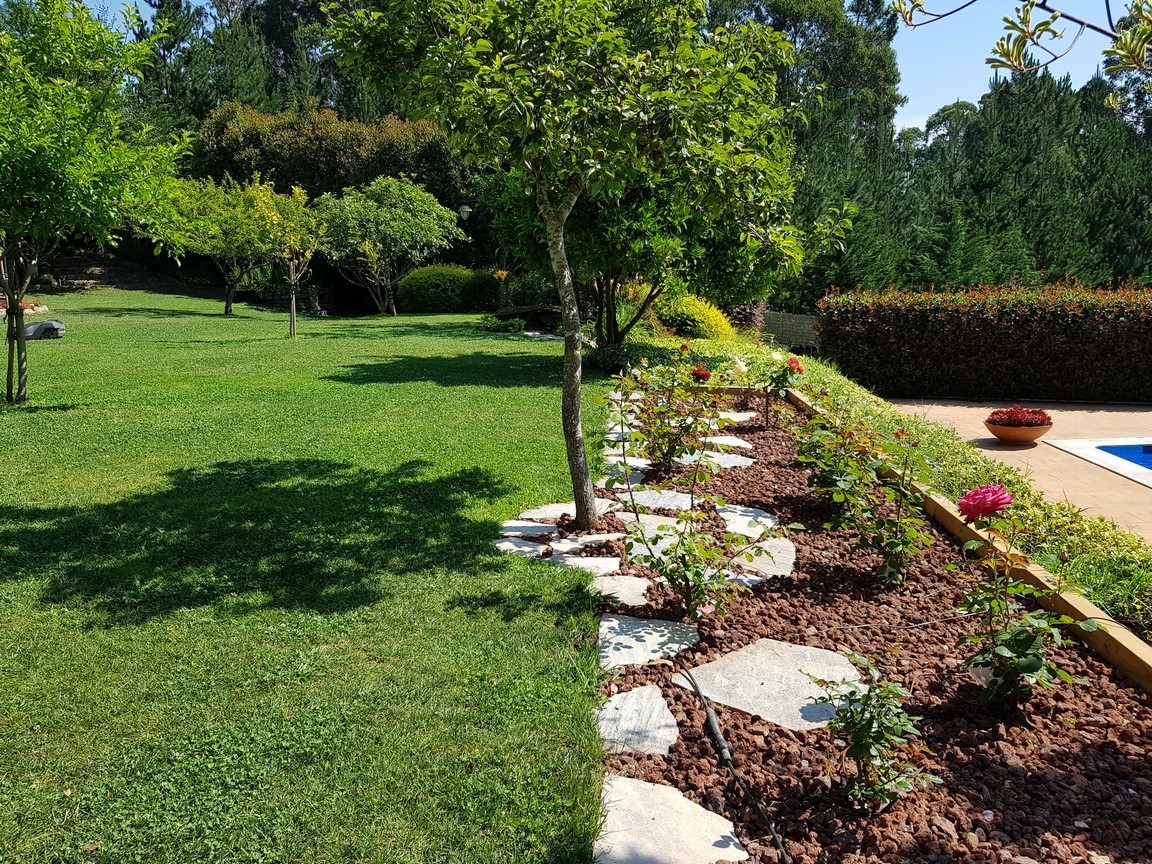 Vilanova de Arousa: Detached villa with outdoor pool surrounded by gardens...