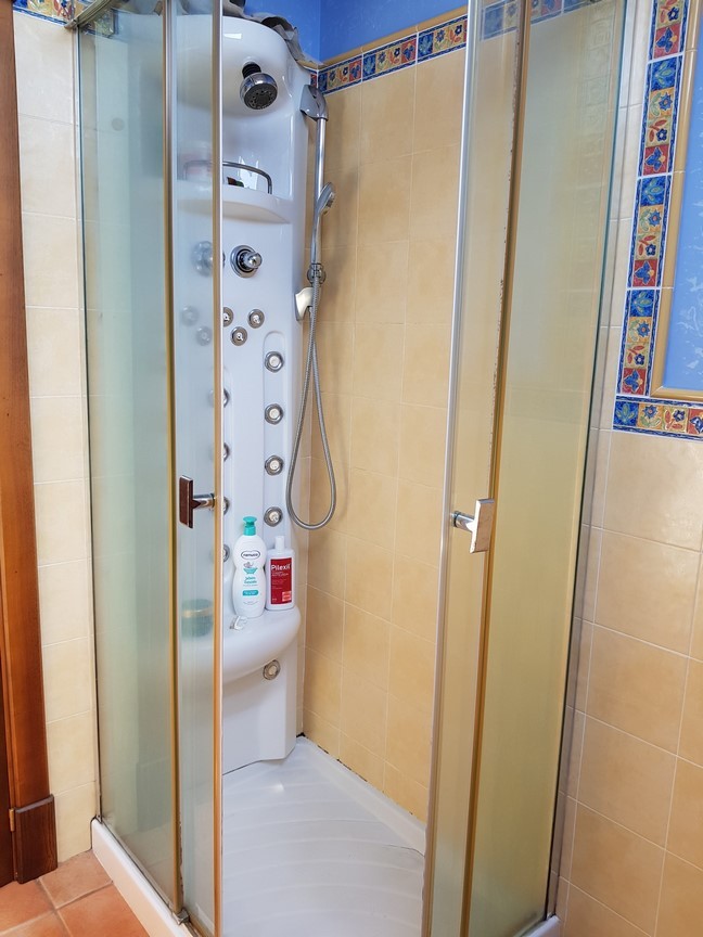 Vilanova de Arousa: Detached villa with outdoor pool surrounded by gardens...