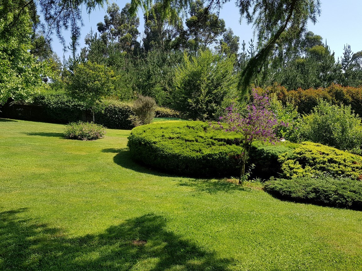Vilanova de Arousa: Fristående villa med utomhuspool omgiven av trädgårdar...