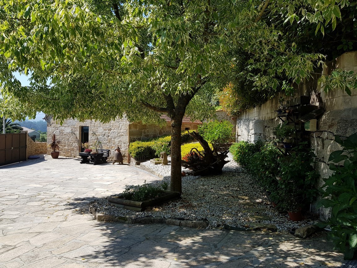 Vilanova de Arousa: Detached villa with outdoor pool surrounded by gardens...