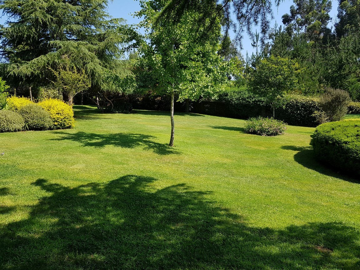 Vilanova de Arousa: Detached villa with outdoor pool surrounded by gardens...