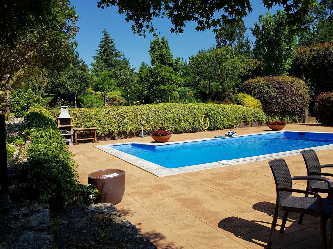 Vilanova de Arousa: Detached villa with outdoor pool surrounded by gardens...