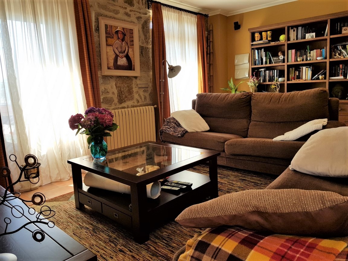 Vilanova de Arousa: Detached villa with outdoor pool surrounded by gardens...
