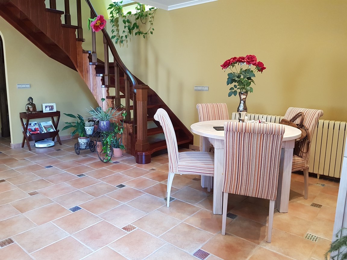 Vilanova de Arousa: Detached villa with outdoor pool surrounded by gardens...