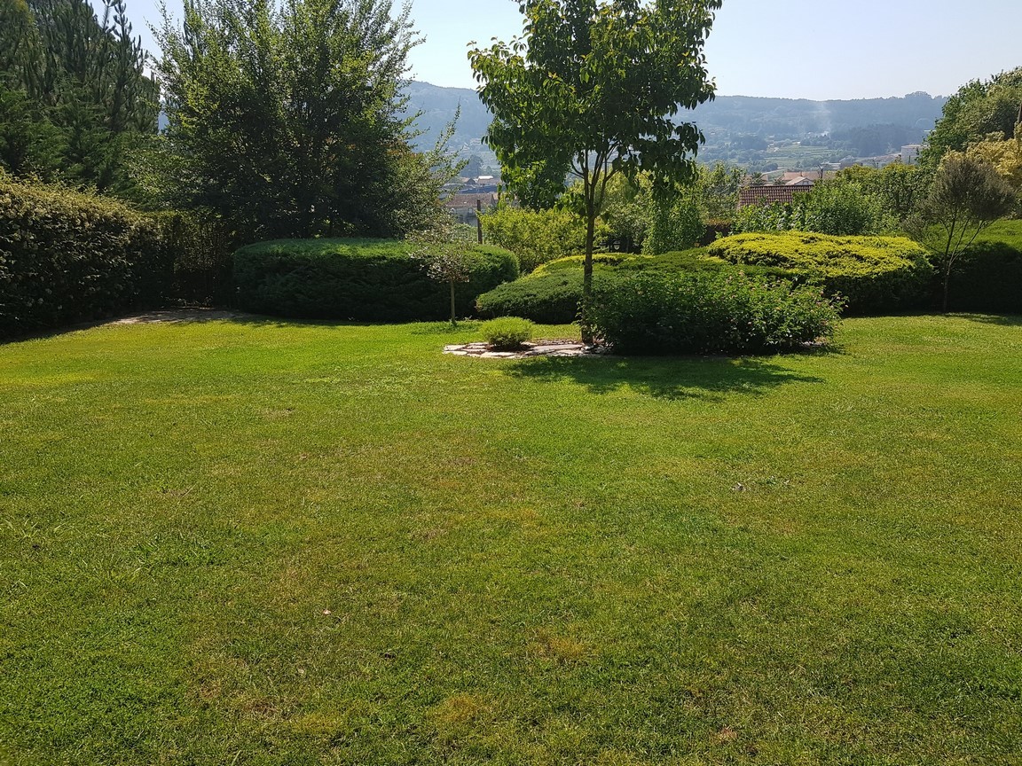 Vilanova de Arousa: Detached villa with outdoor pool surrounded by gardens...