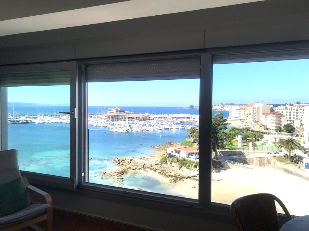 Sanxenxo: A7093: first line of the sea... 1 bedroom apartment...