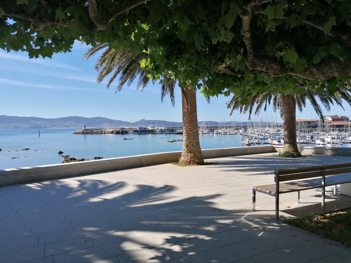Sanxenxo: A7093: first line of the sea... 1 bedroom apartment...