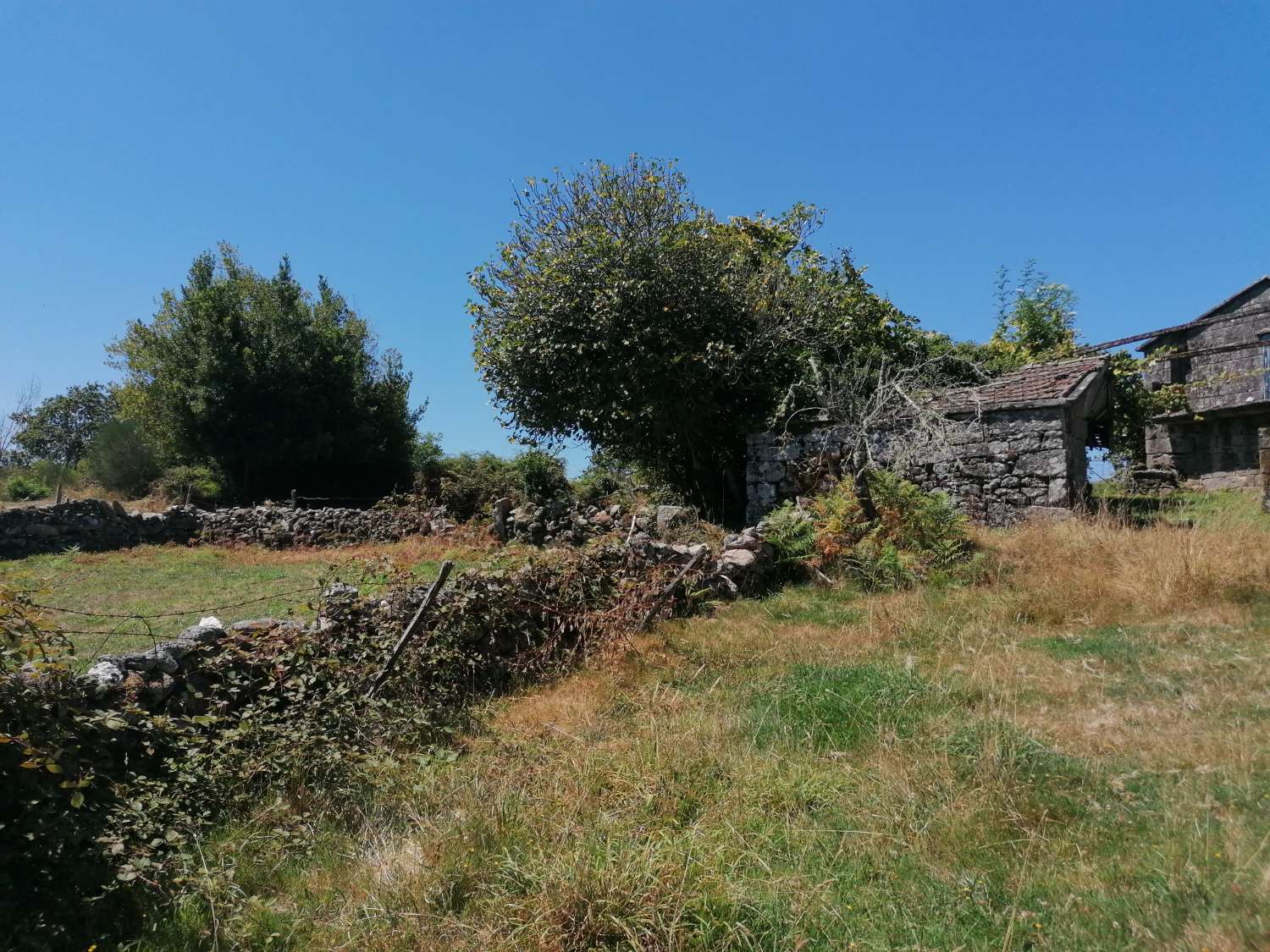 Cotobade: A7106: Oud stenen huis met boerderij, met prachtig uitzicht op de vallei...