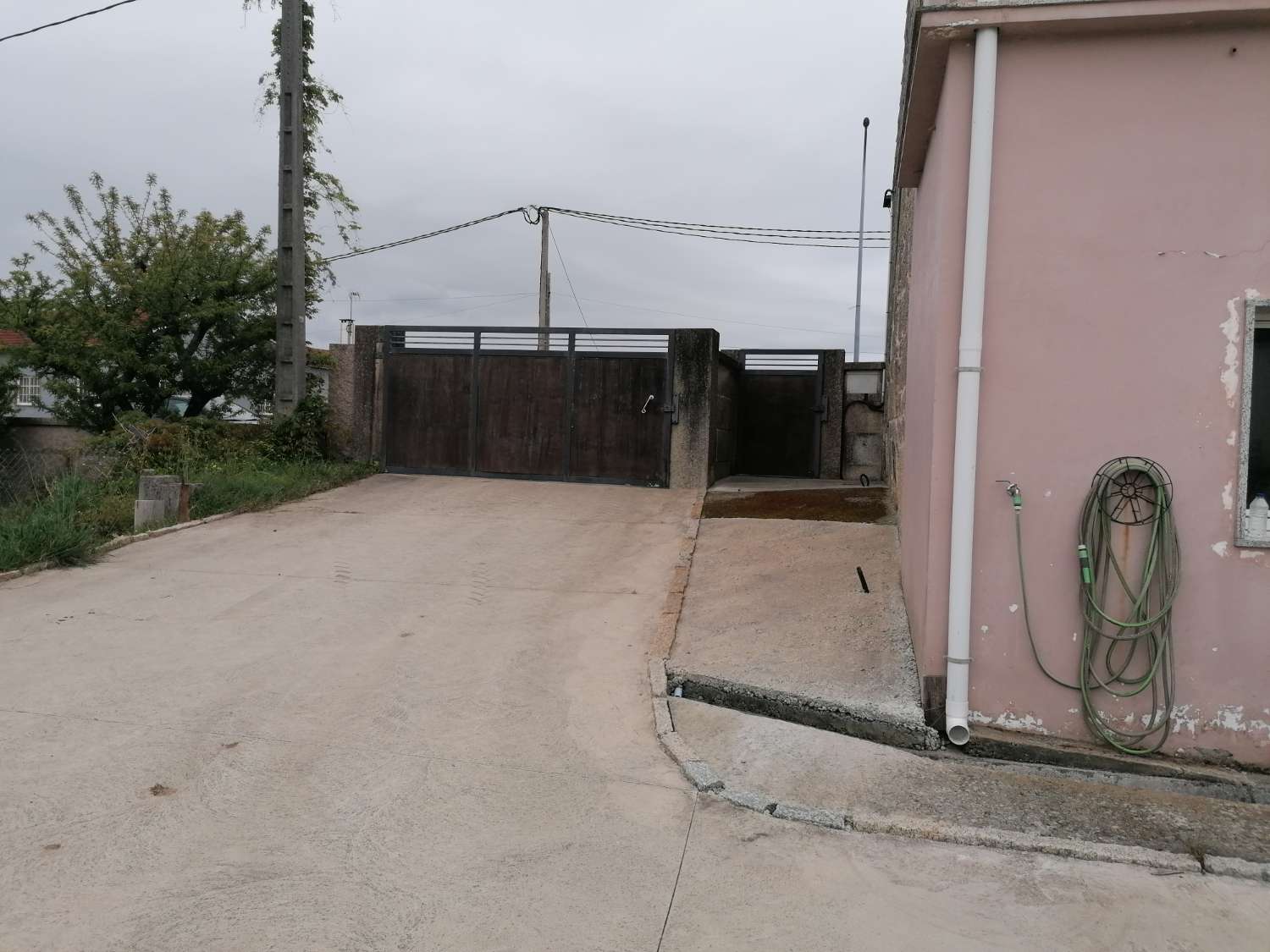 Cambados: A7109: House with farm, warehouse, vineyards... located in Castrelo.