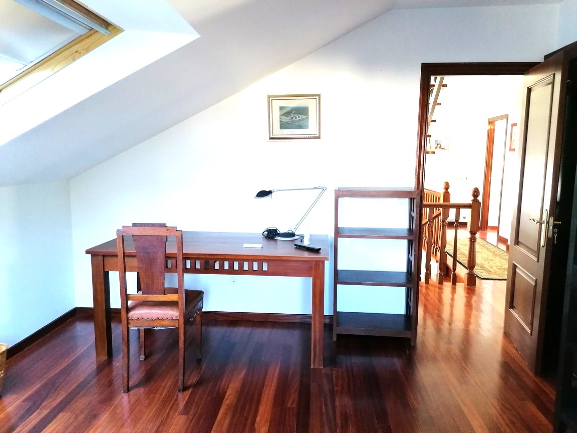 La Coruña: A7117: Santiago de Compostela: Semi-detached house in Urbanization....