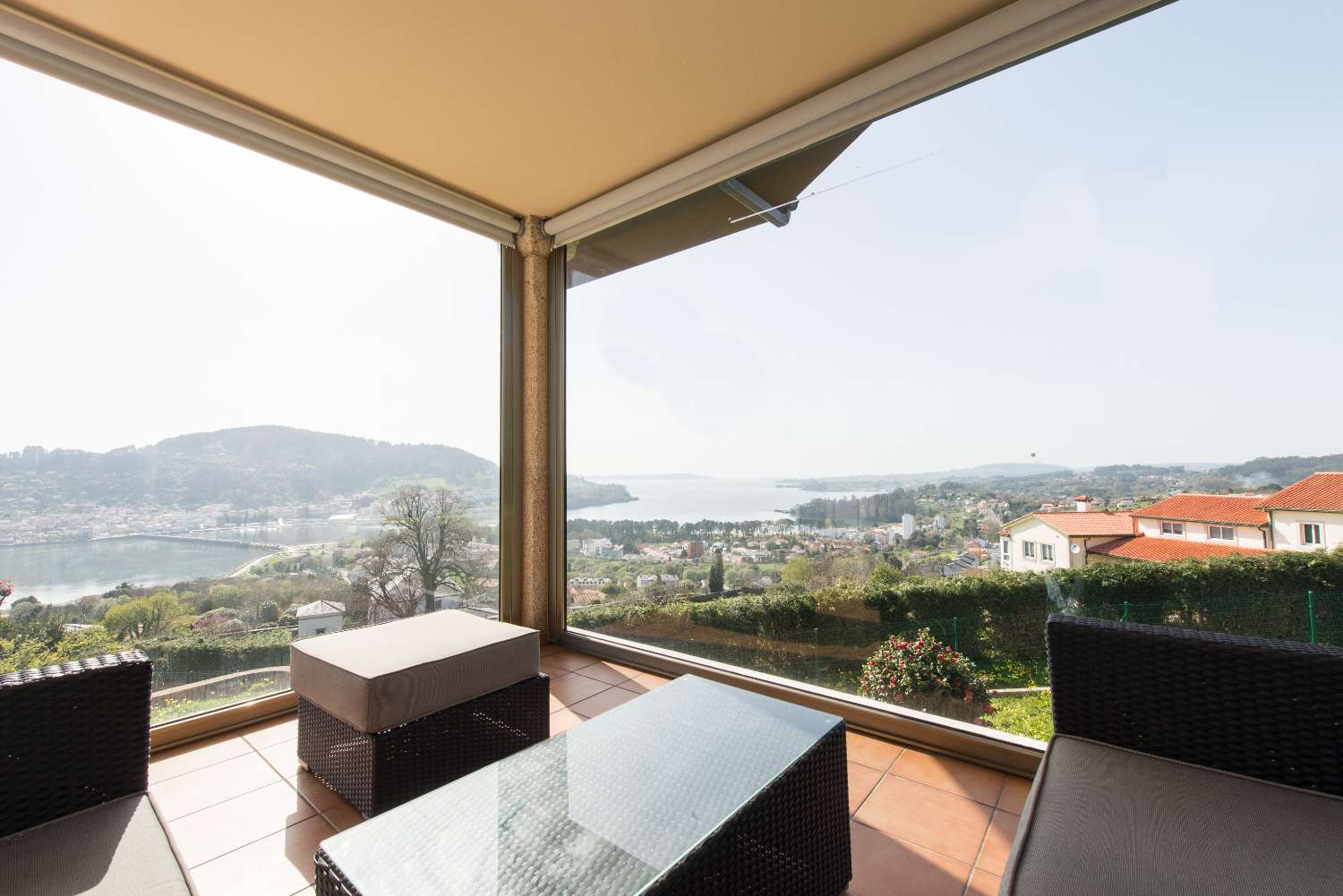 A Coruña: A7139: Cabanas: Minimalistische villa met een fantastisch uitzicht op de Ria de Ares...
