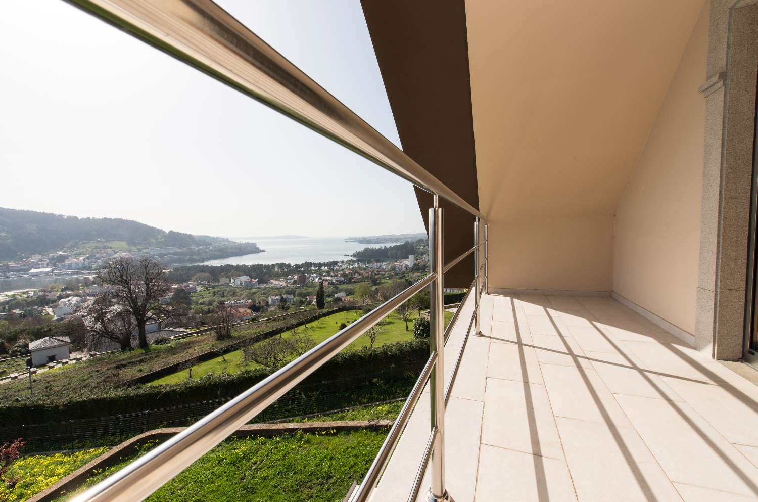 A Coruña: A7139: Cabanas: Minimalistische villa met een fantastisch uitzicht op de Ria de Ares...