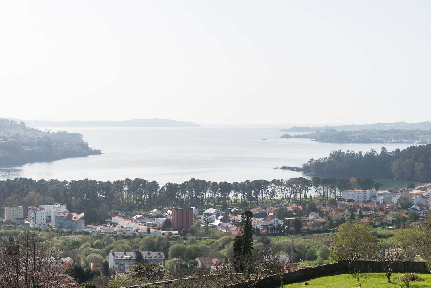 A Coruña: A7139: Cabanas: Minimalistische villa met een fantastisch uitzicht op de Ria de Ares...