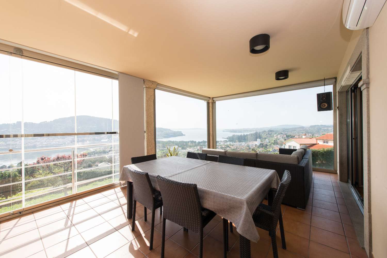 A Coruña: A7139: Cabanas: Minimalistische villa met een fantastisch uitzicht op de Ria de Ares...