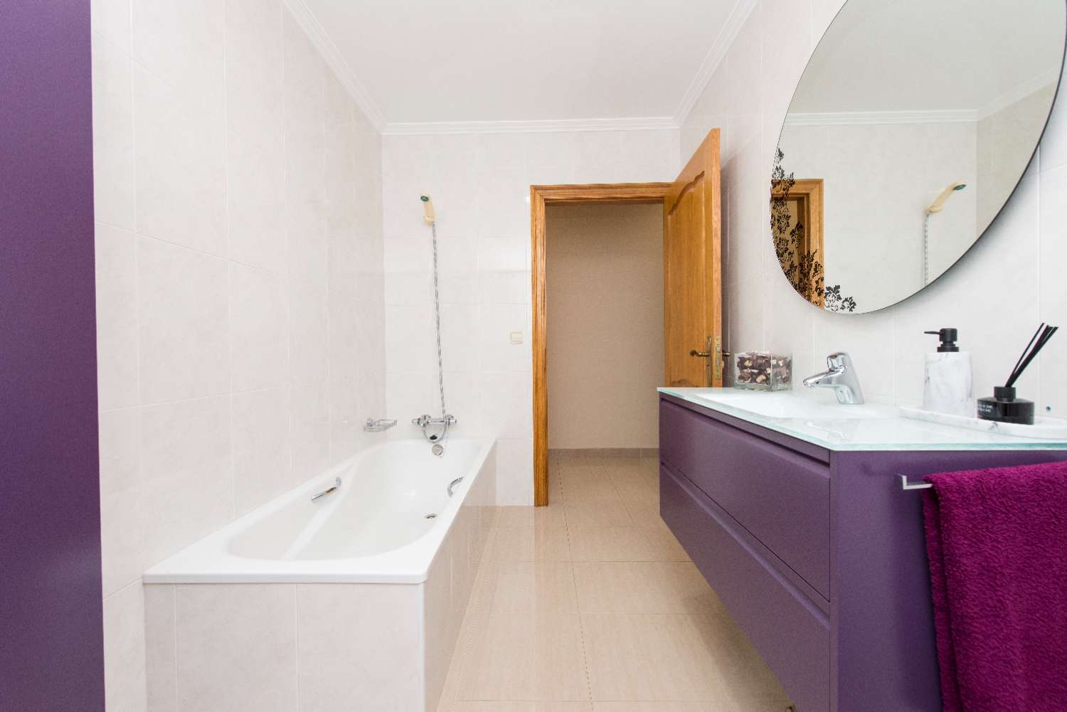 A Coruña: A7139: Cabanas: Minimalistische villa met een fantastisch uitzicht op de Ria de Ares...