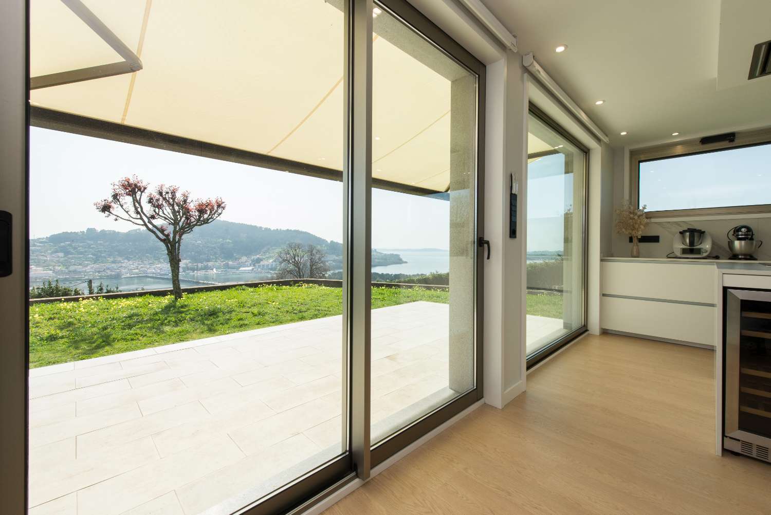 A Coruña: A7139: Cabanas: Minimalistische villa met een fantastisch uitzicht op de Ria de Ares...