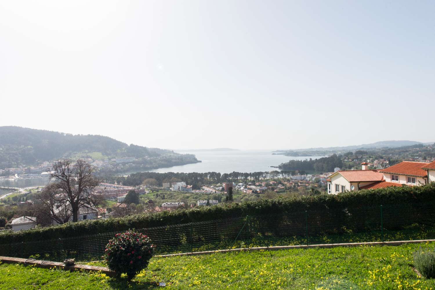 A Coruña: A7139: Cabanas: Minimalistische villa met een fantastisch uitzicht op de Ria de Ares...