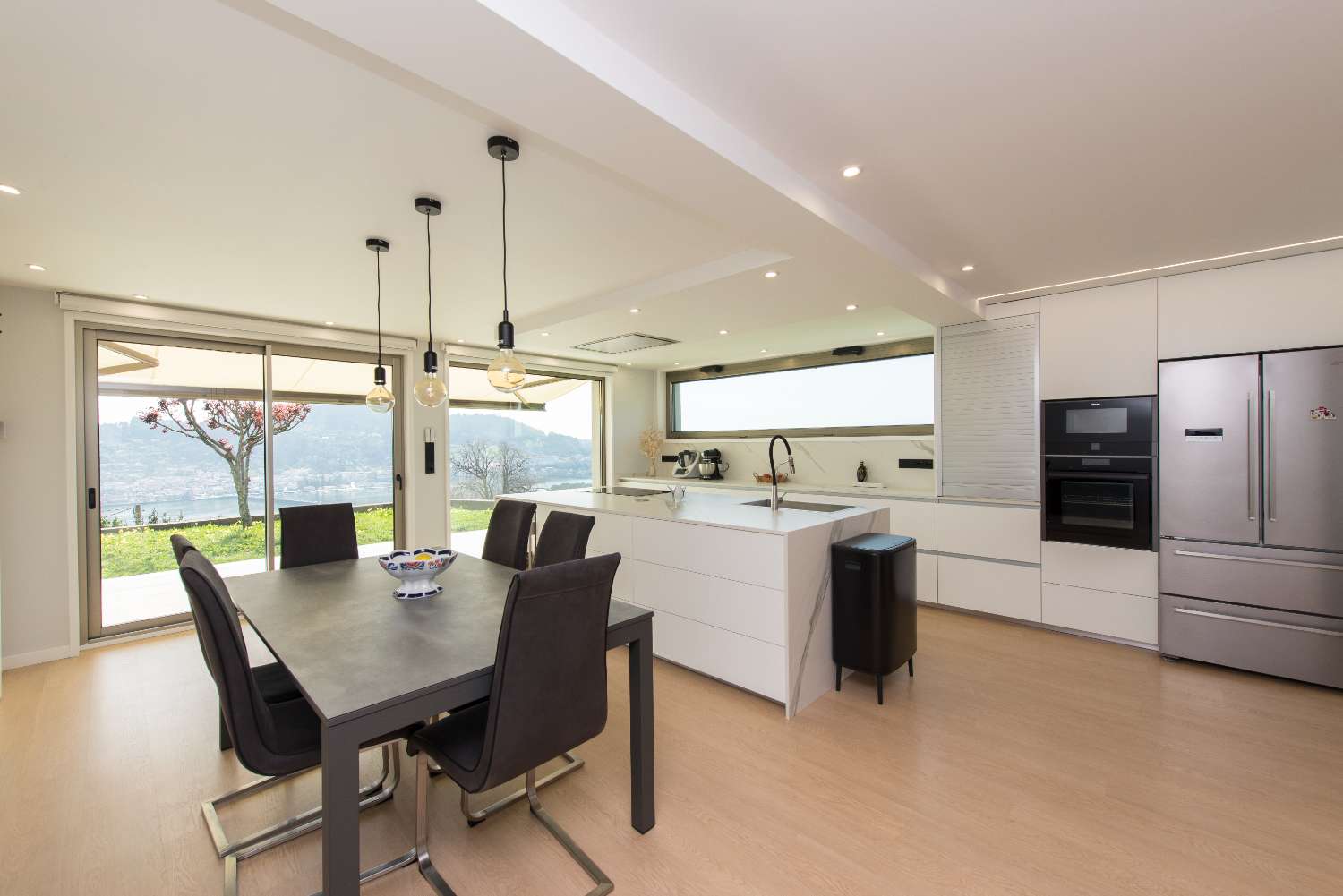 A Coruña: A7139: Cabanas: Minimalistische villa met een fantastisch uitzicht op de Ria de Ares...