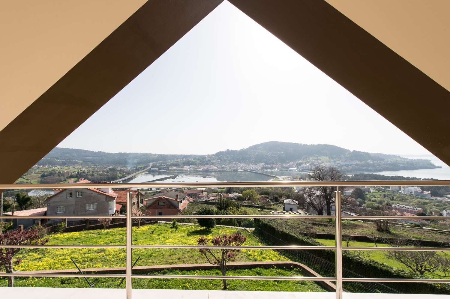 A Coruña: A7139: Cabanas: Minimalistische villa met een fantastisch uitzicht op de Ria de Ares...